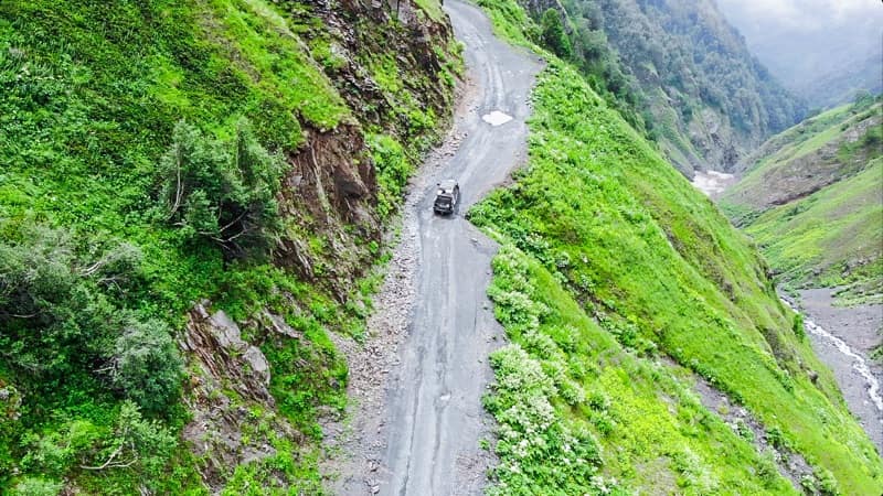 cliff most dangerous roads in the world