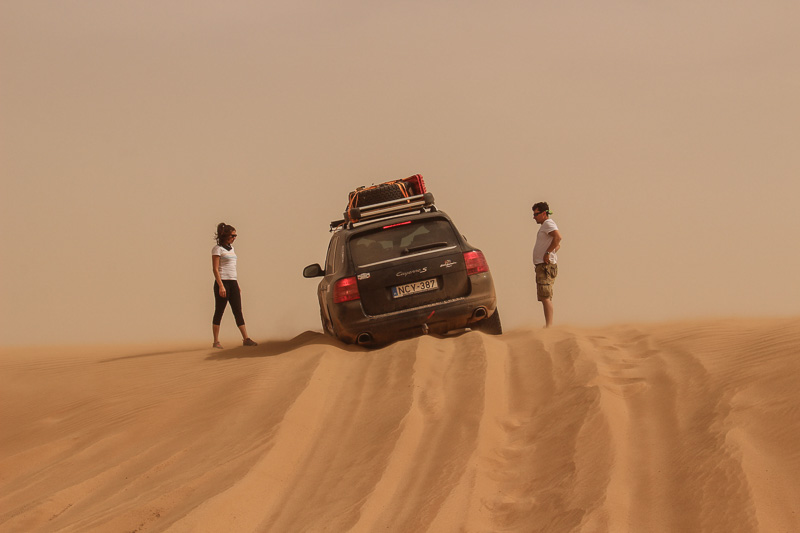 Porsche stuck in the Sahara Desert tow strap vs recovery strap